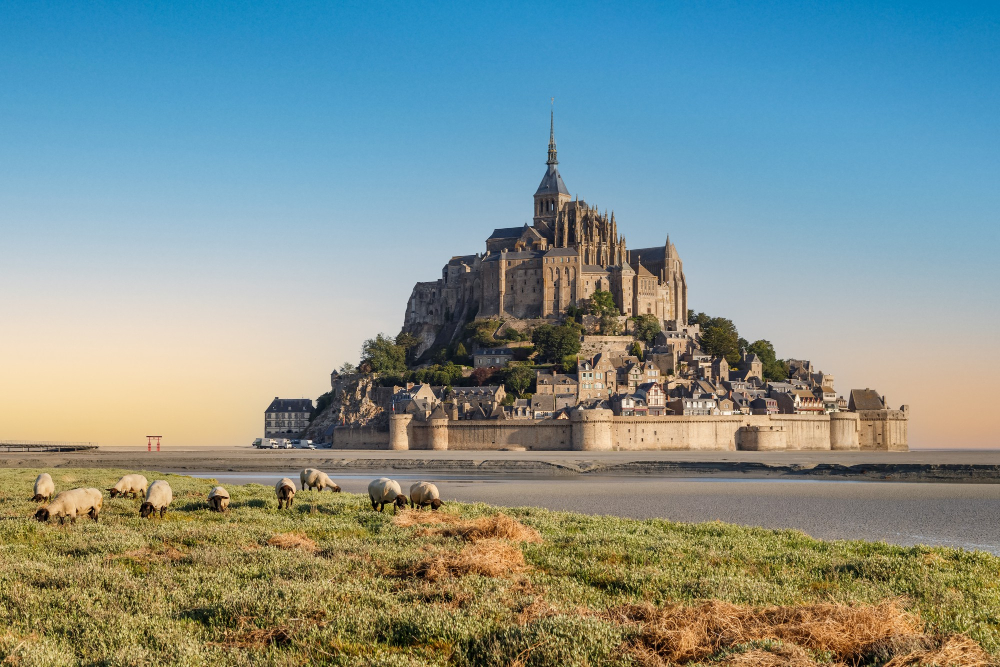 Le Mont Saint Michel, un joyeux à visiter durant votre séjour dans le gîte du Château de Brix
