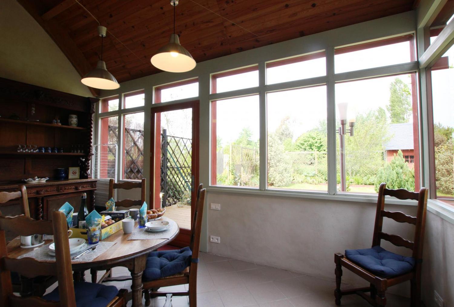 Salle à manger lumineuse & accès jardin