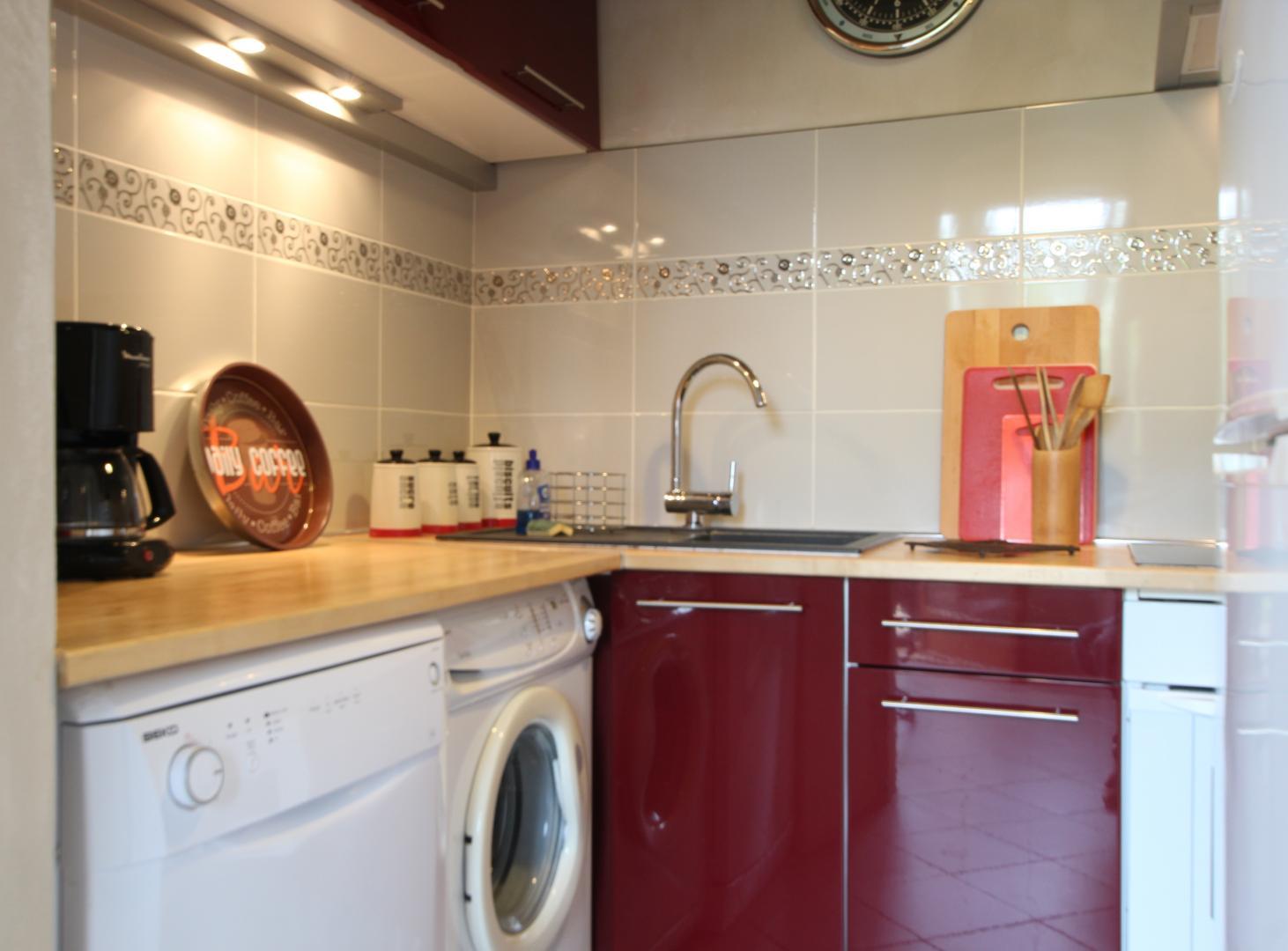 Une cuisine moderne et bien équipée