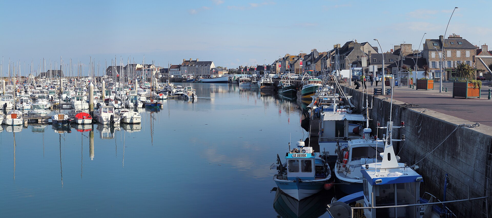Le port charant de Saint-Vaast-La-Hougue